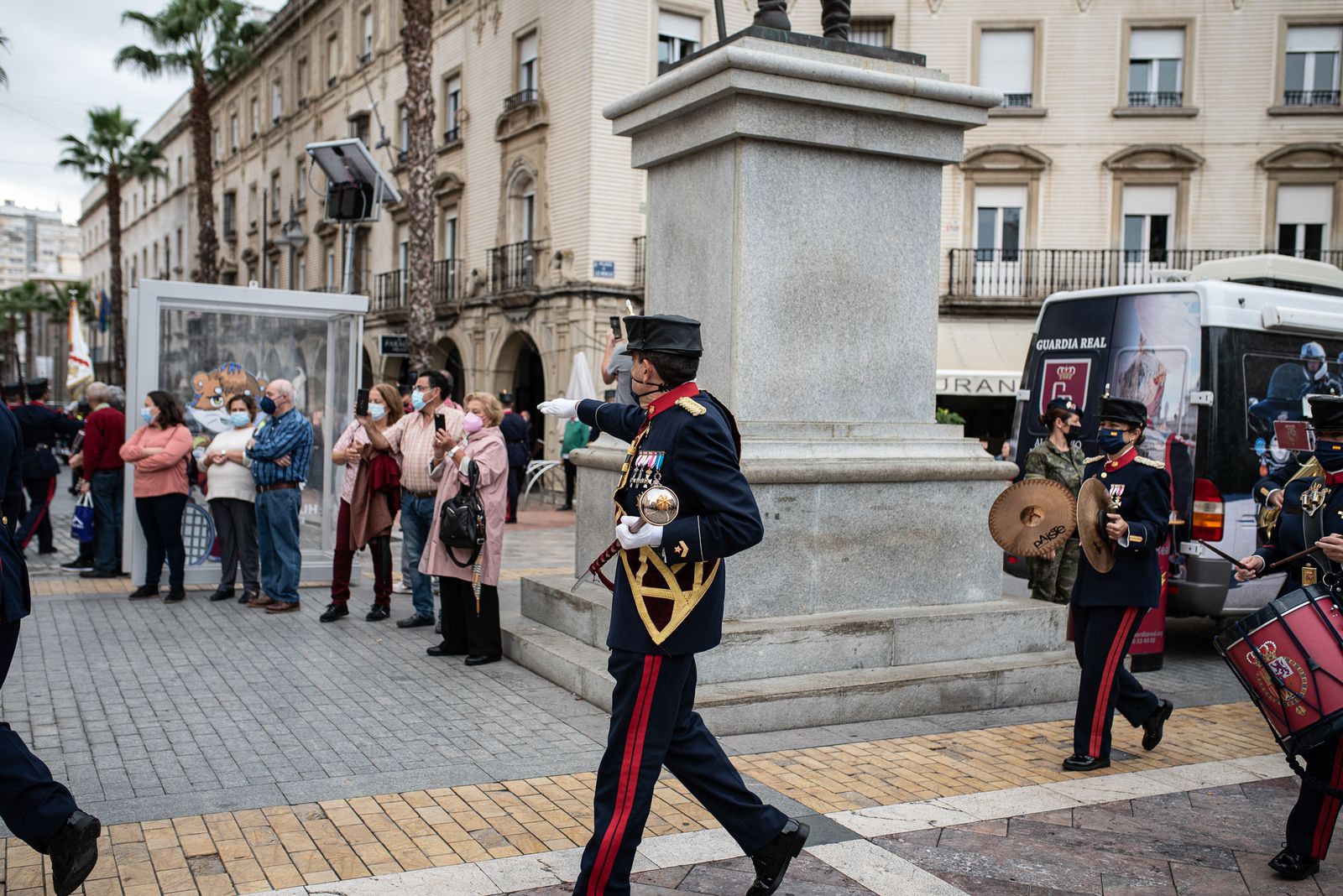 Imágenes del desfile de la Guardia Real por el centro de Huelva