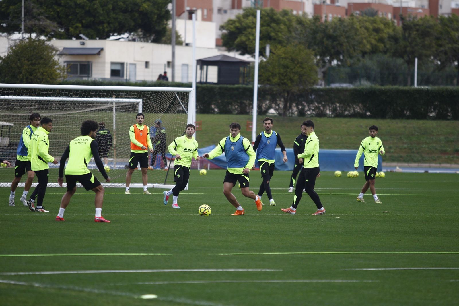Gui Guedes conduce el balón durante un momento de la sesión del pasado lunes celebrada en el Anexo.