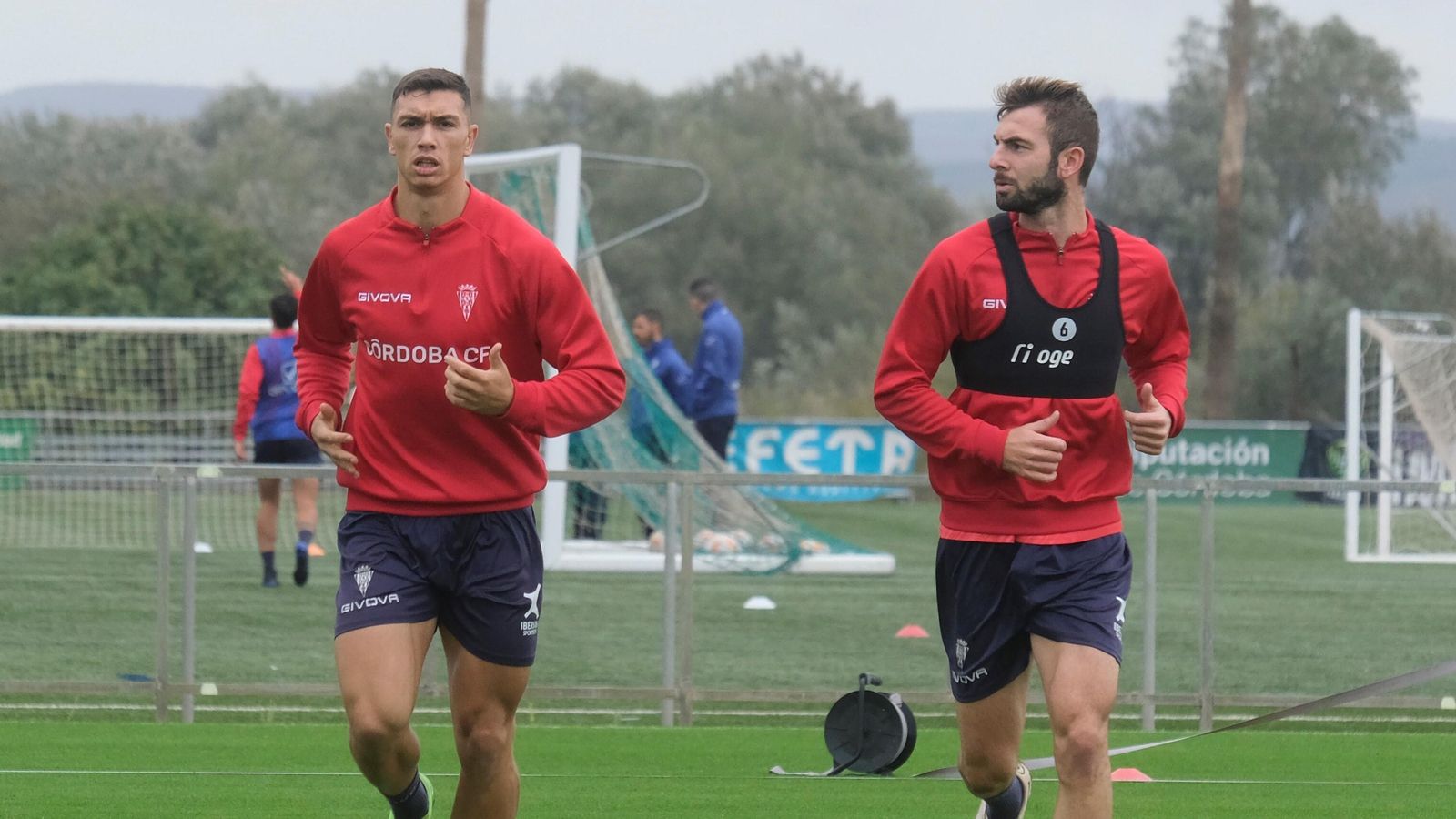 Ramón Bueno,  a la derecha de la imagen, junto a Adrián Fuentes en un entrenamiento.