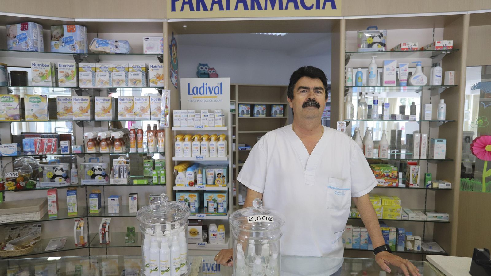 Ángel Villena lleva 44 años trabajando en el barrio.