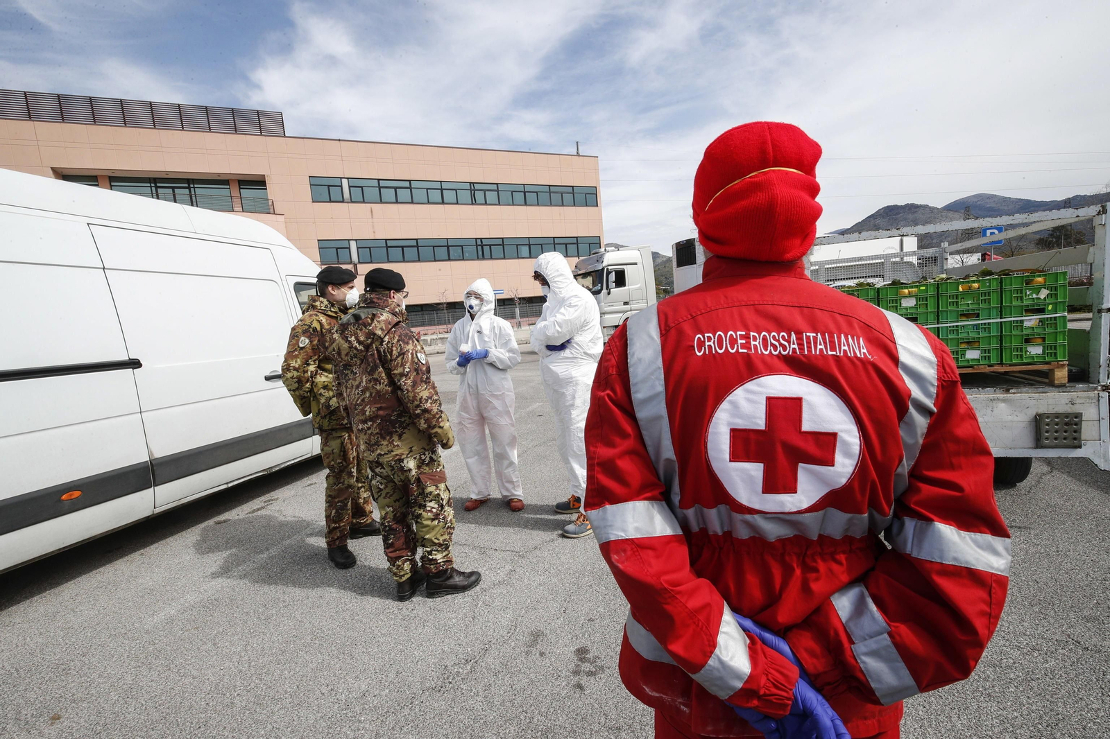 Soldados y un miembro de la Cruz Roja en un mercado central próximo a Roma.