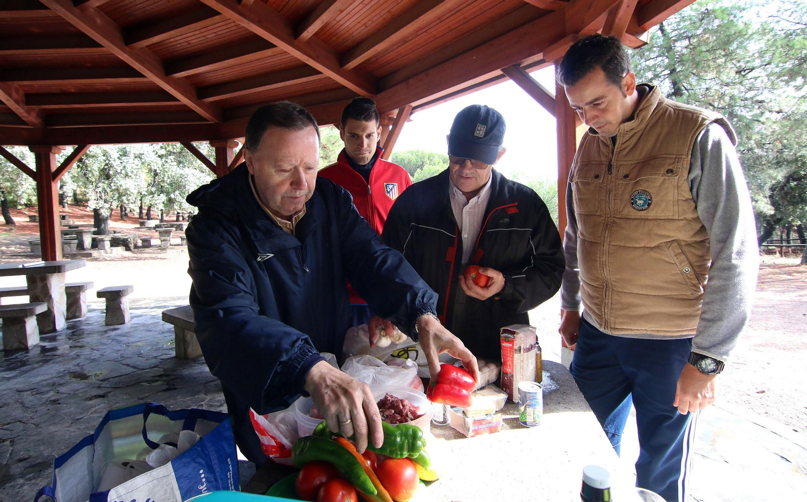 Preparativos de un perol en la zona de Los Villares. Preparativos de un perol en la zona de Los Villares.