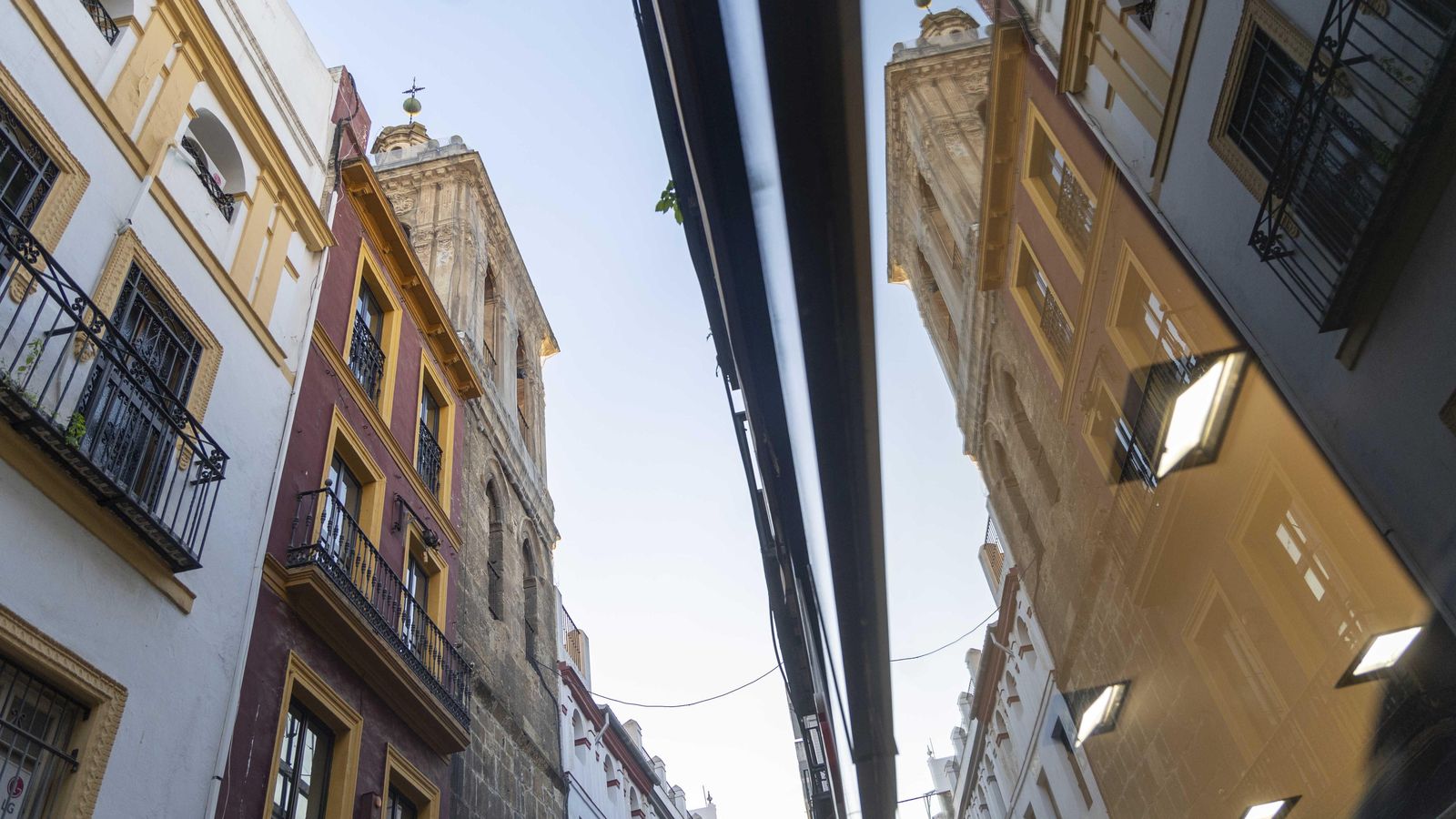 Vista de la torre en el paisaje urbano de la calle Códoba