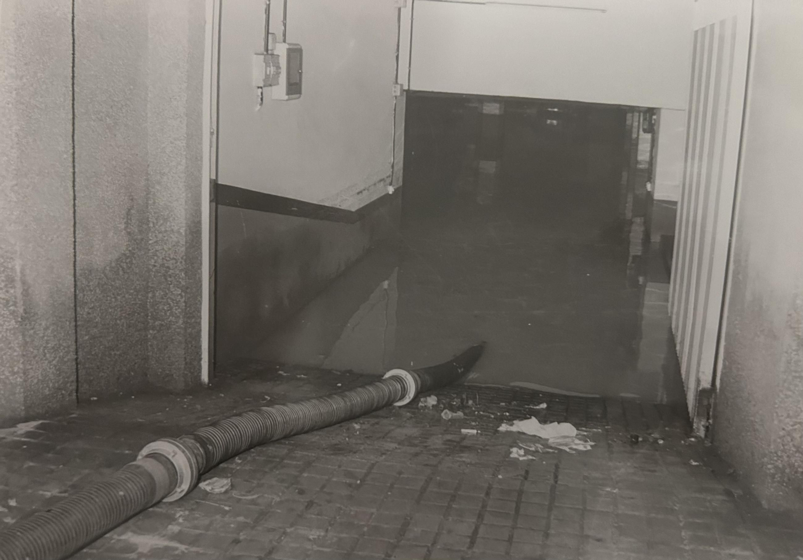 Evacuación de agua de garajes y sótanos por las inundaciones de enero de 1996 en Huelva.