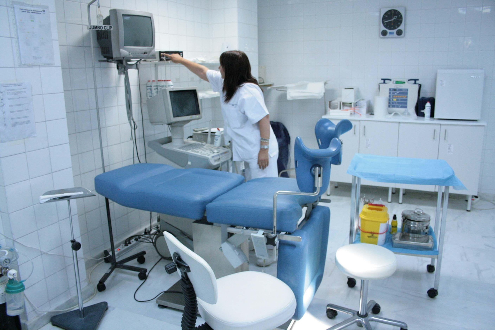 Una sanitaria en una consulta ginecológica.