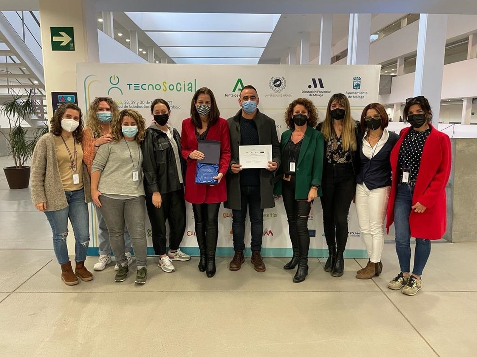 Conesa y el equipo de la Eracis, con el premio.