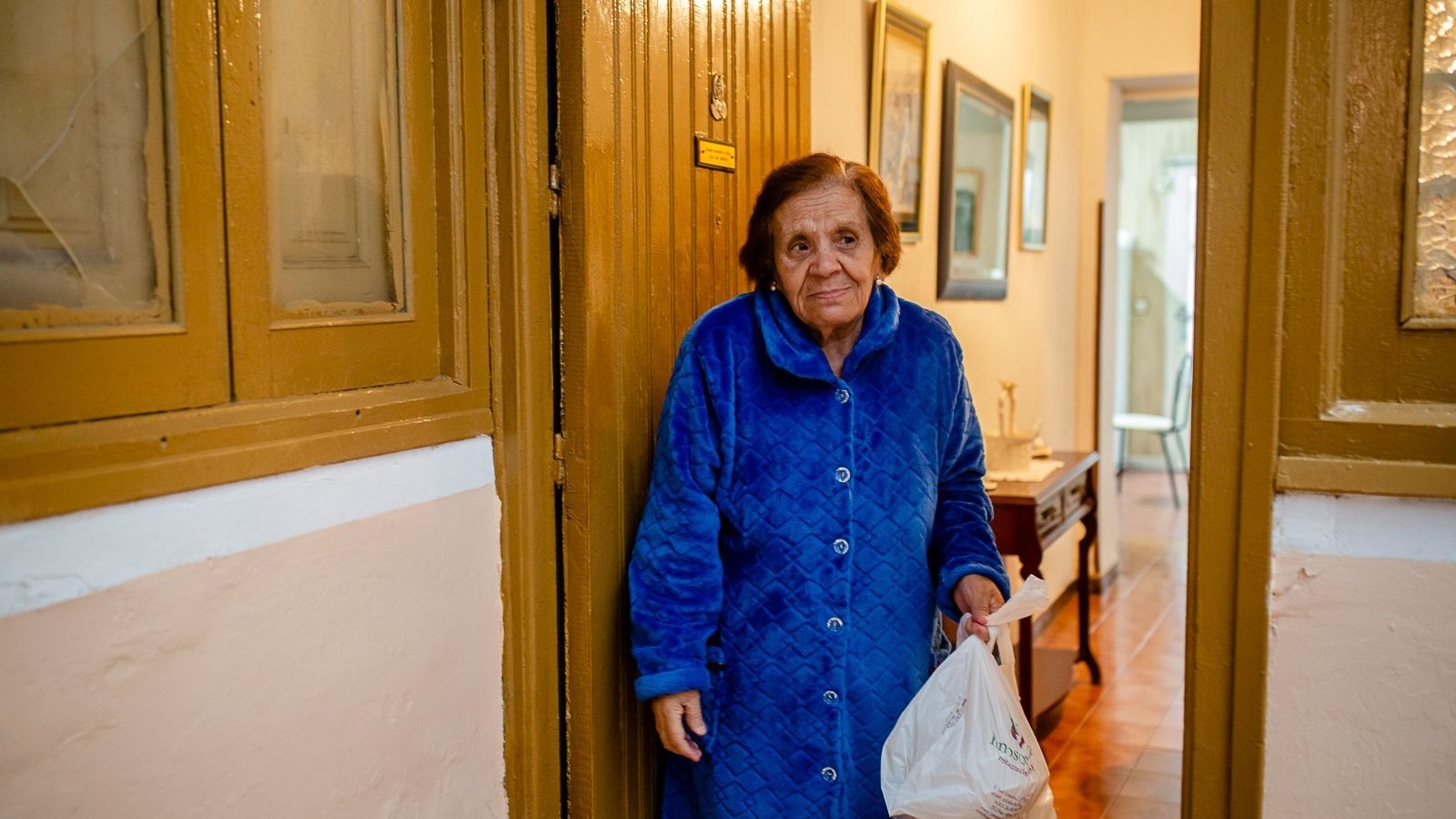 Luisa Lado posa en la puerta de su casa tras recibir el menú.