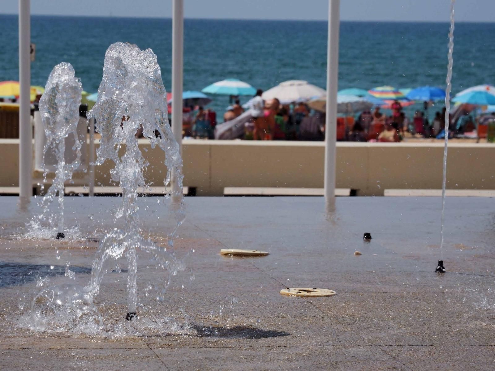 Ambiente de la playa de La Antilla a rebosar en un caluroso día