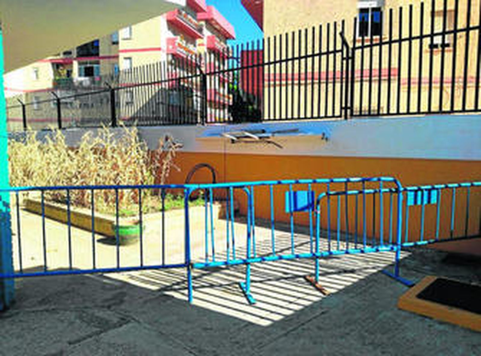 El huerto del colegio está precintado porque el Ayuntamiento considera que no es seguro tras las obras.