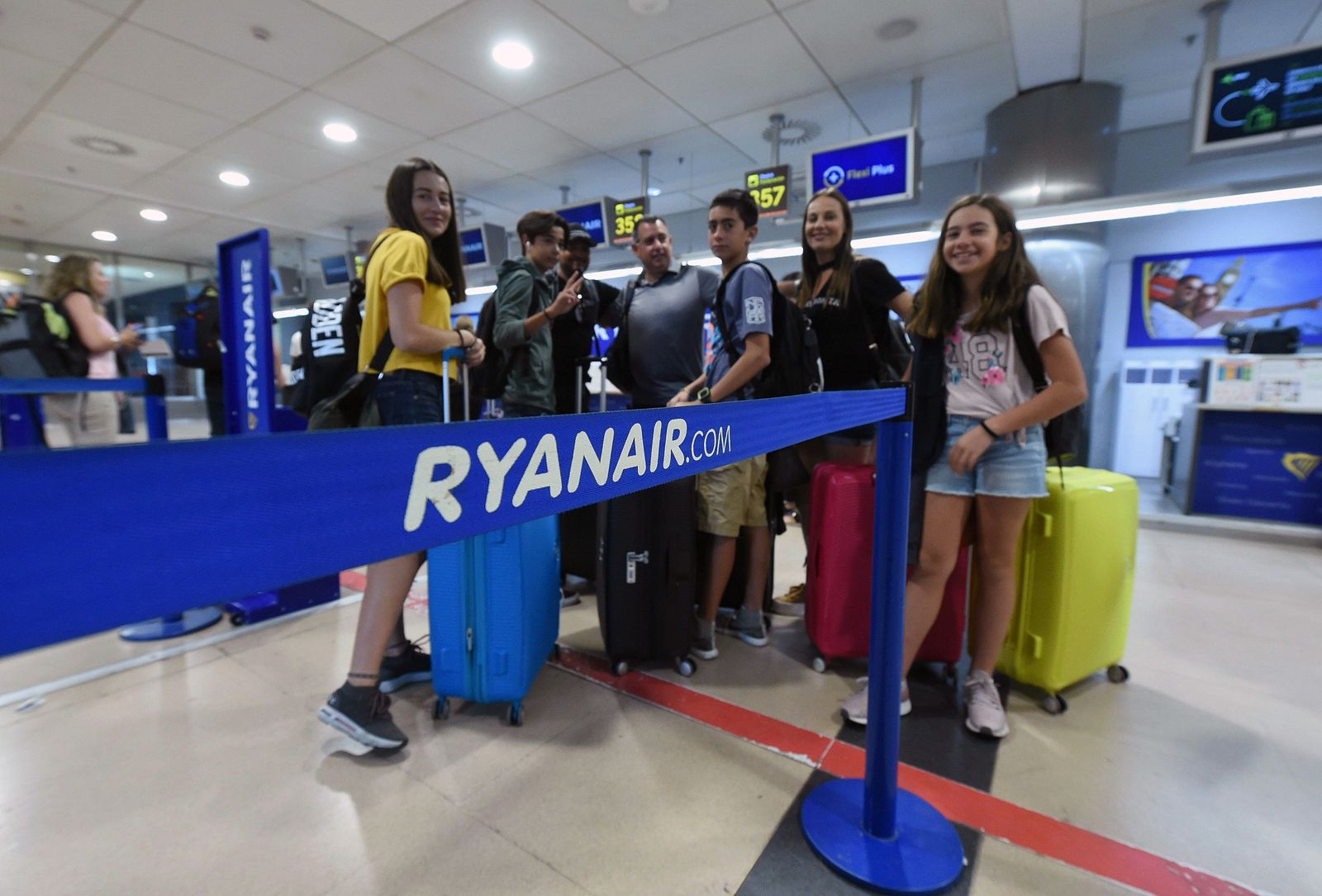 Pasajeros esperando en la cola de Ryanair.