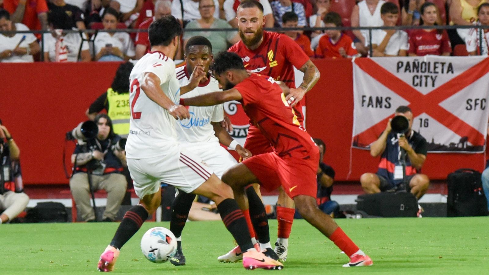 Suazo e Idumbo presionan a un rival.