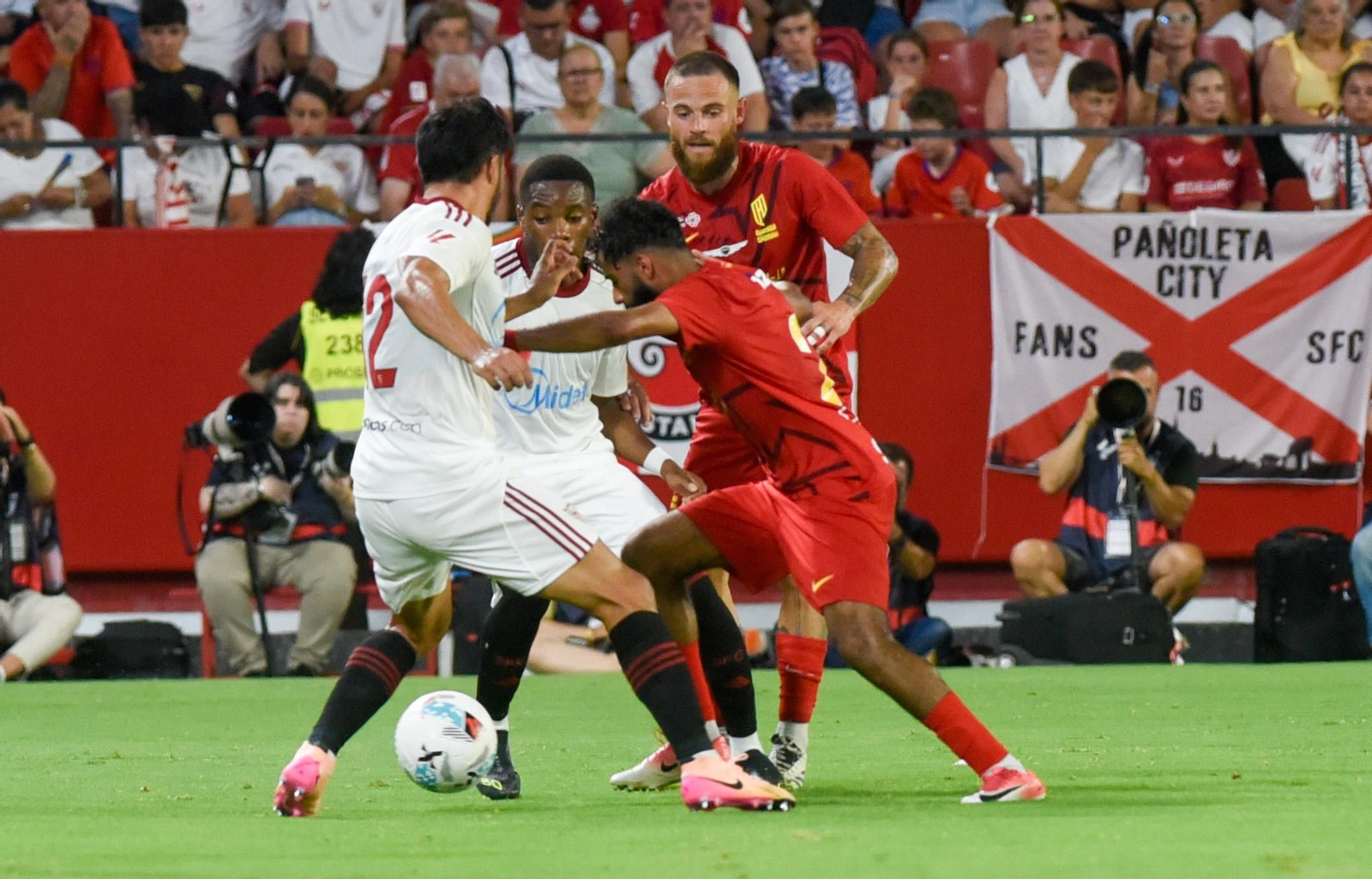 Suazo e Idumbo presionan a un rival.
