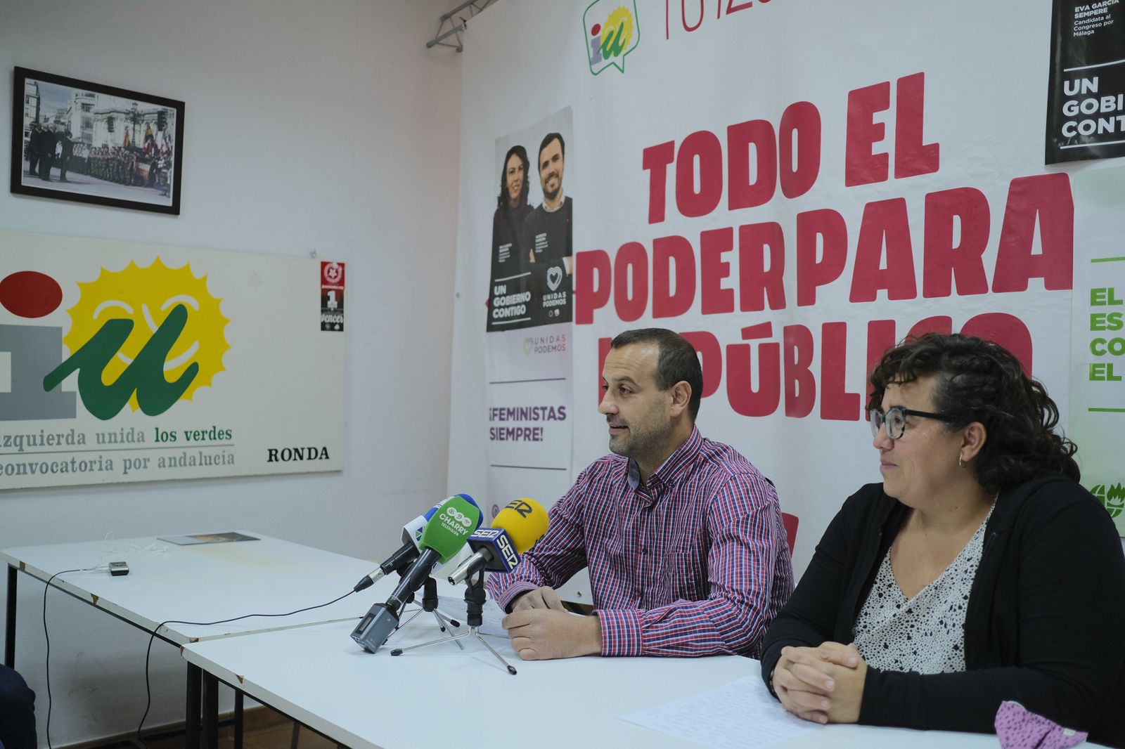 Álvaro Carreño junto a su compañera Fran Sancho en la sede de IU.