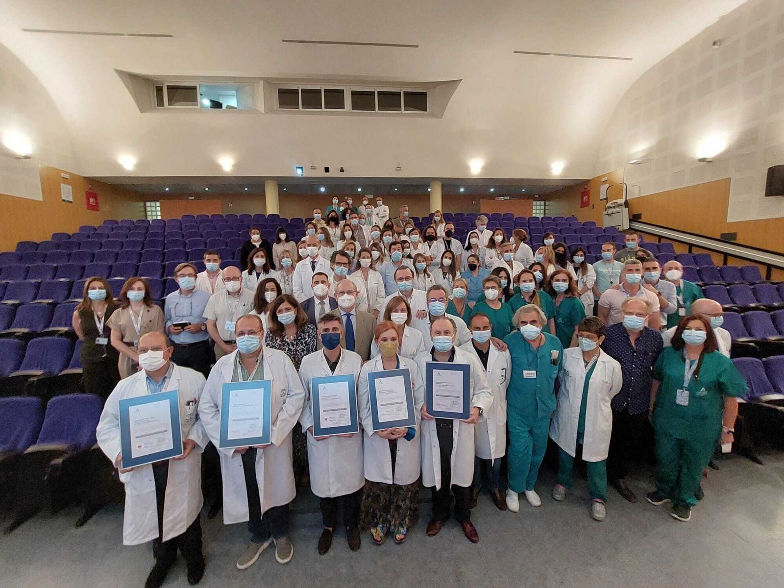 Foto de familia de las cinco unidades que han recibido la certificación de calidad.