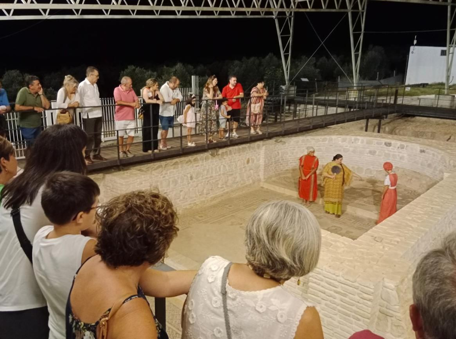 Espectadores a una de las obras de 'Noches en la villa' de Fuente Álamo