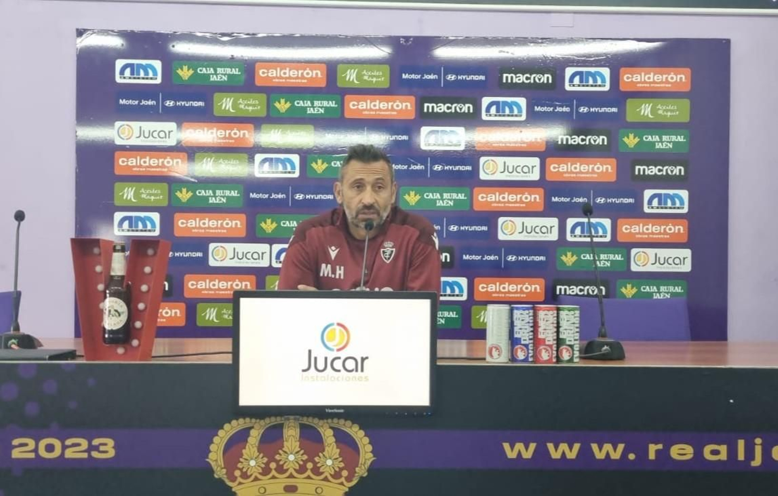 Manolo Herrero atiende a los medios de comunicación en La Victoria.