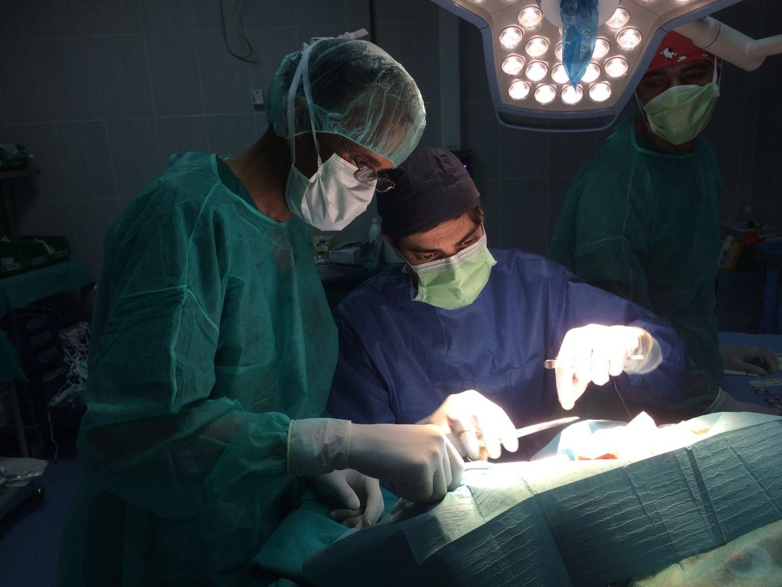 Unos médicos realizan una operación de otorrinolaringología.