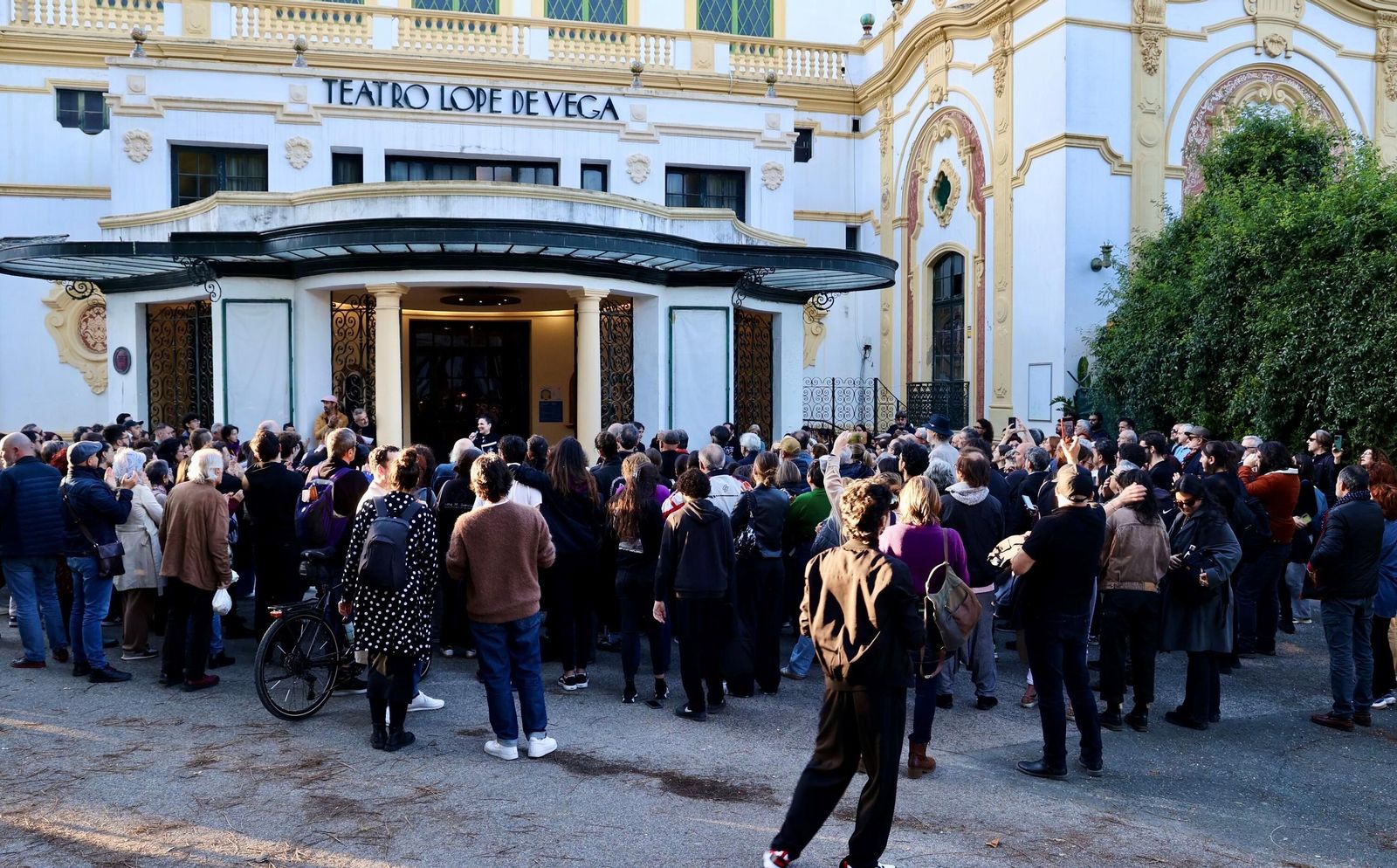 Concentración en el Lope de Vega para que se acelere su reapertura