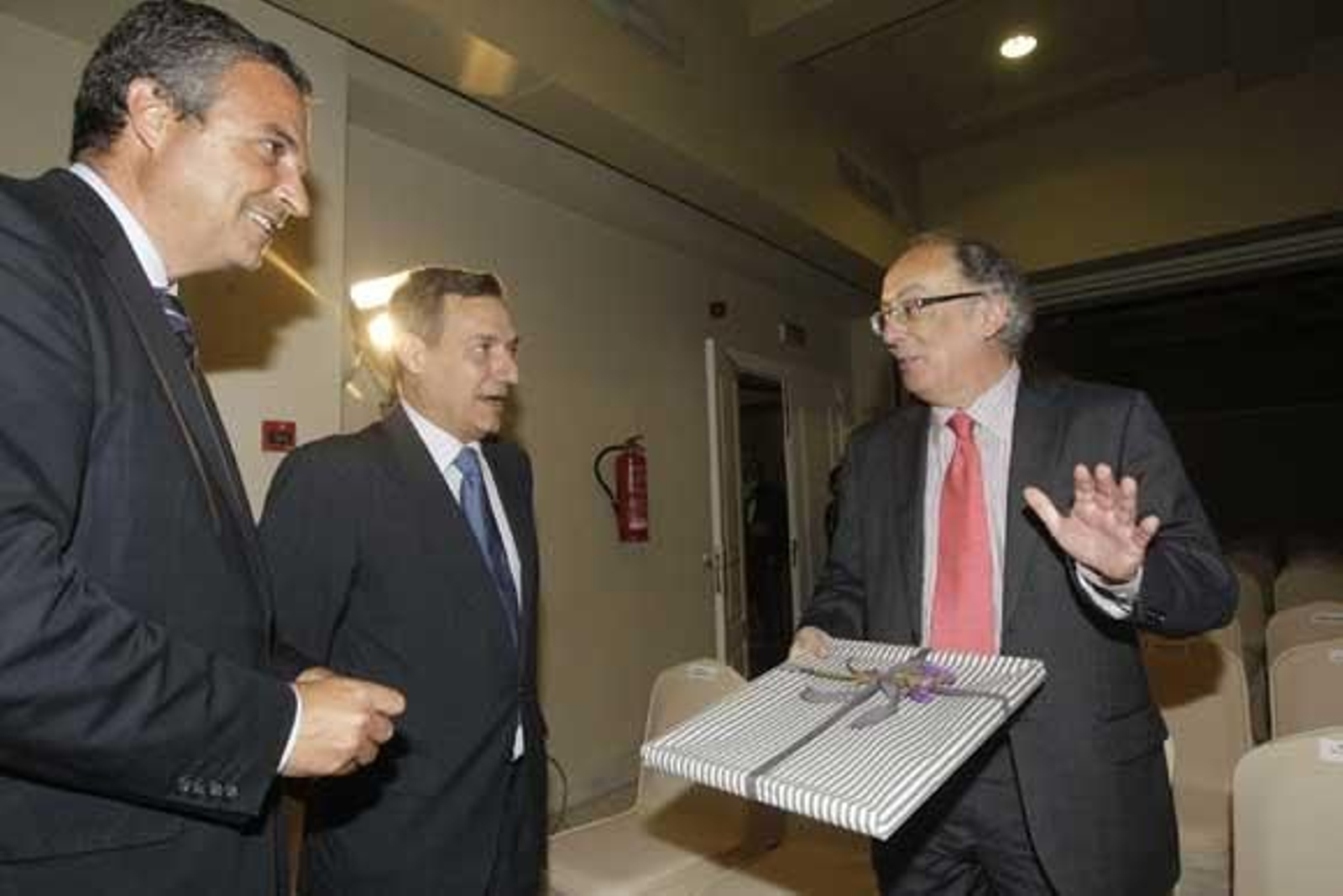 Juan Fernández de Mesa y Ramón Segura tras entregar una placa a Fernando González Laxe./Fotos:Erasmo Fenoy

Foto: Erasmo Fenoy