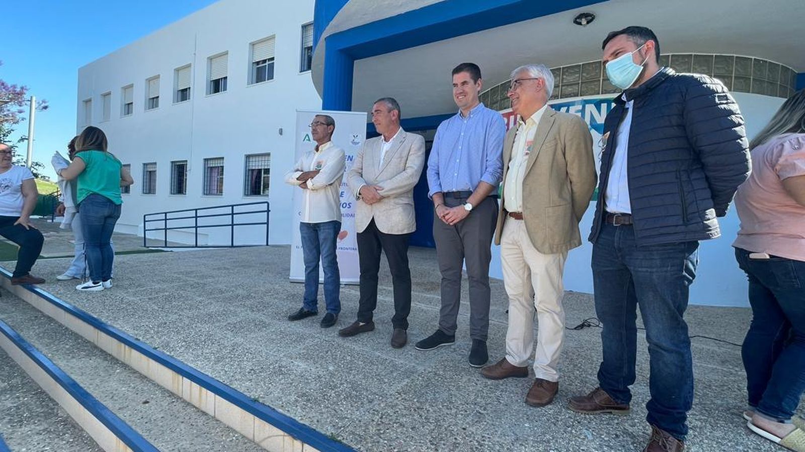 El director del centro junto al delegado provincial, los delegado municipales y el delegado de Alcaldía.