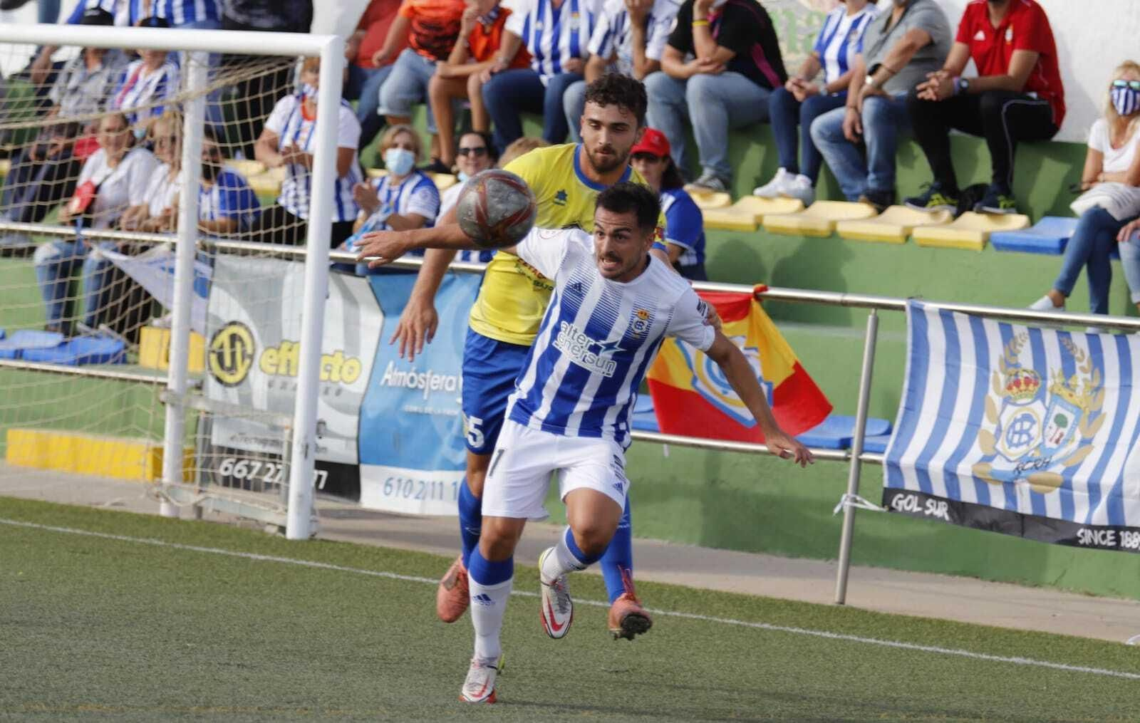 Marc Fraile se marcha de un jugador del Conil.