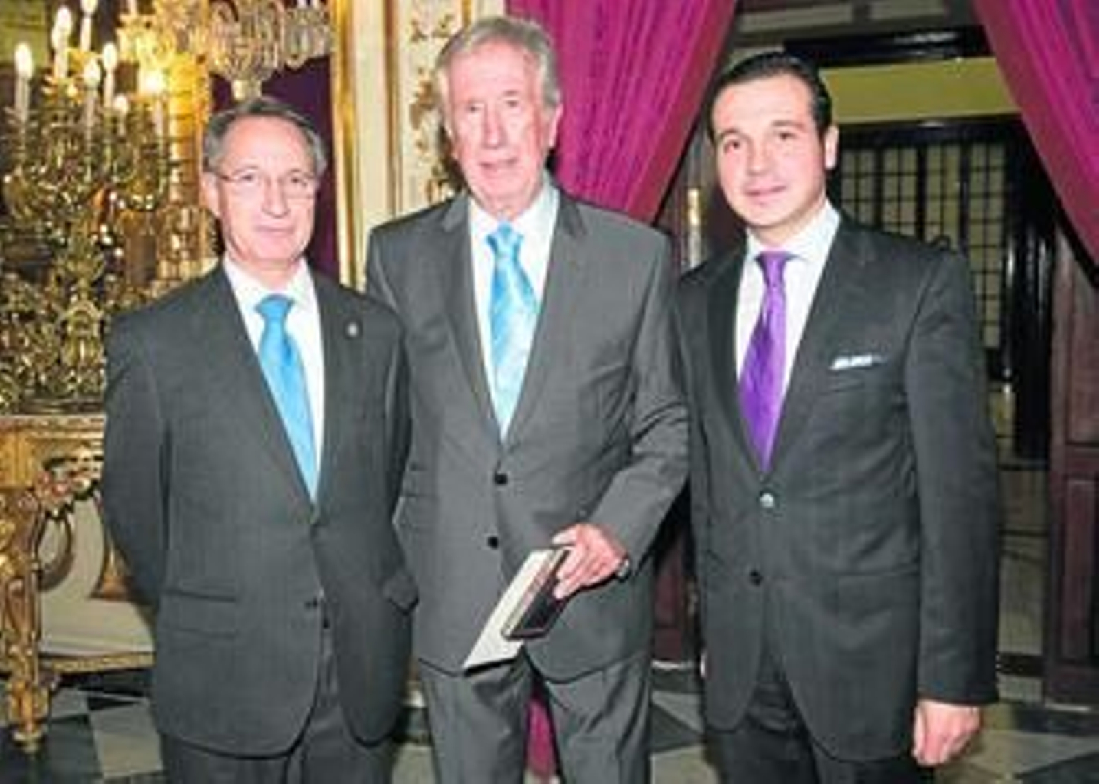 Antonio Sancho y Antonio Guillén (a la derecha) junto a Joaquín Martínez-Correcher, primer jefe de protocolo del Estado.