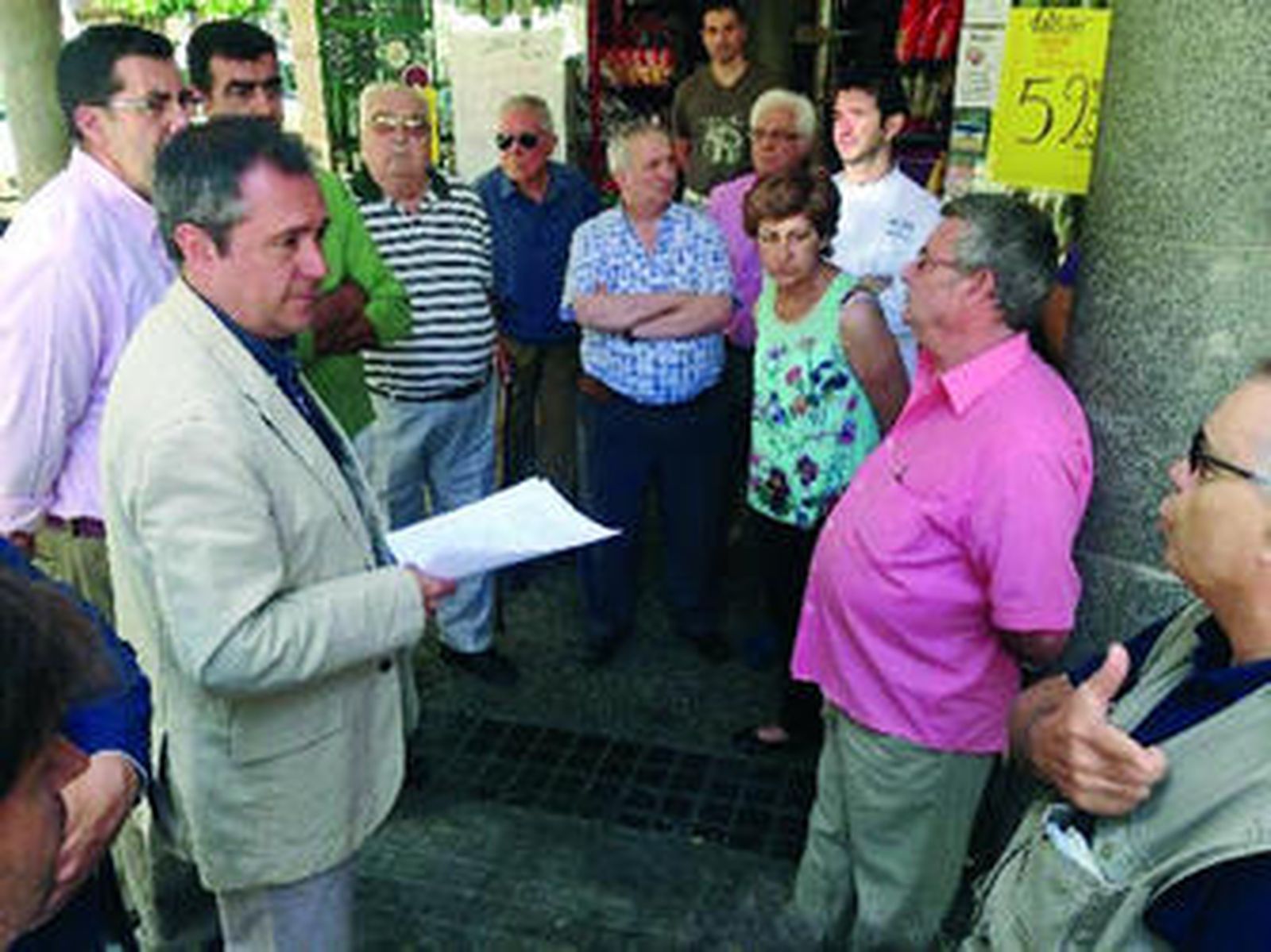 Juan Espadas en una reunión ayer con vecinos de Bami sobre la zona azul.
