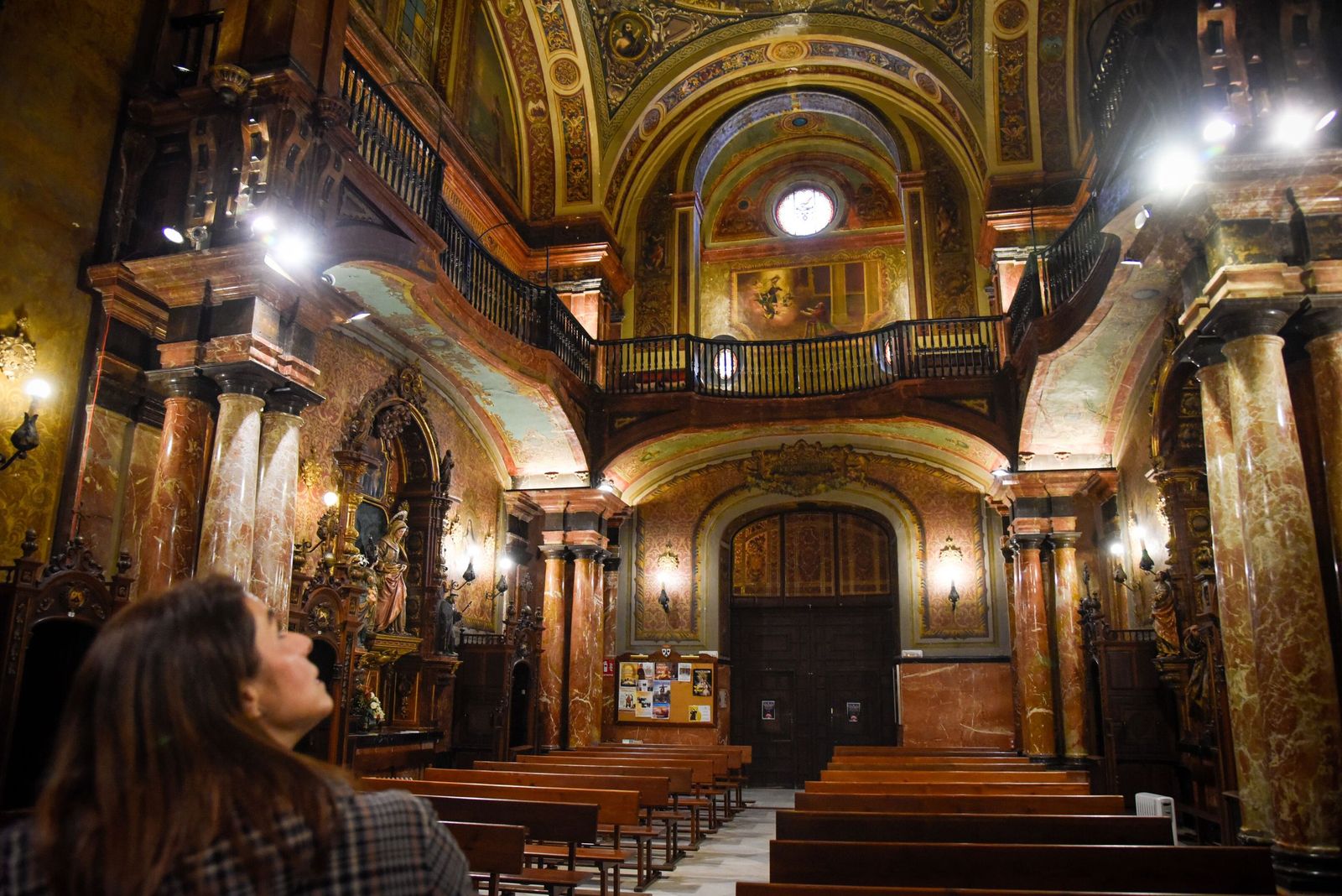 La puerta de entrada en la que se conservan los únicos frescos originales de Domingo Martínez.