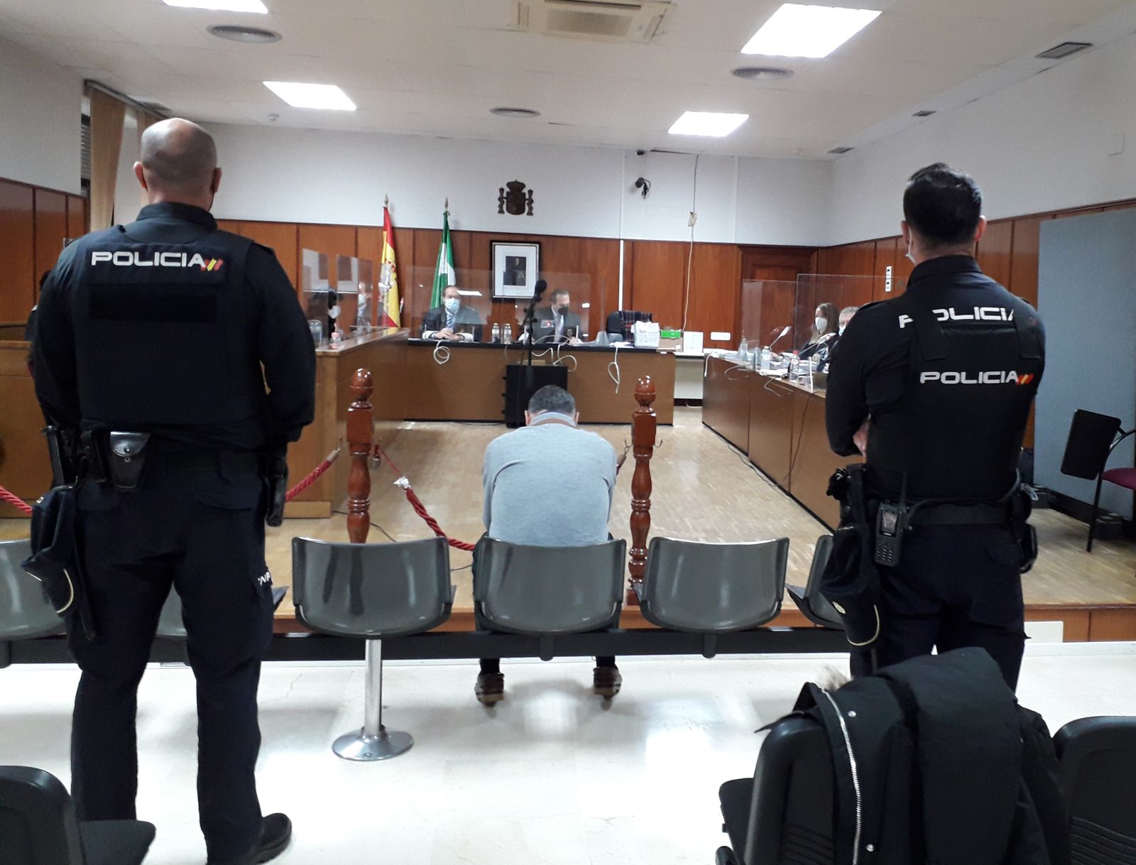 El acusado, de espaldas, durante la celebración de la vista con jurado.