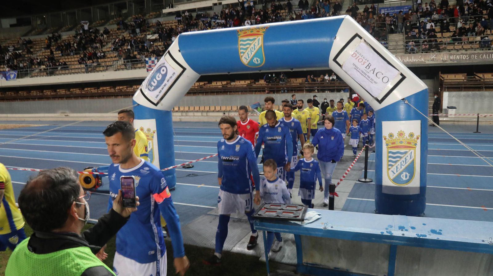 Los azulinos, en el momento de saltar al césped de Chapín junto a los conileños.