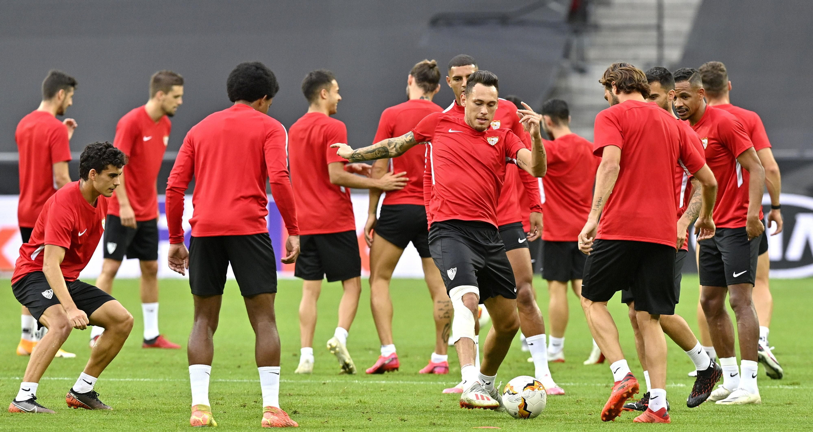 Ocampos participa en un rondo en el último entrenamiento.
