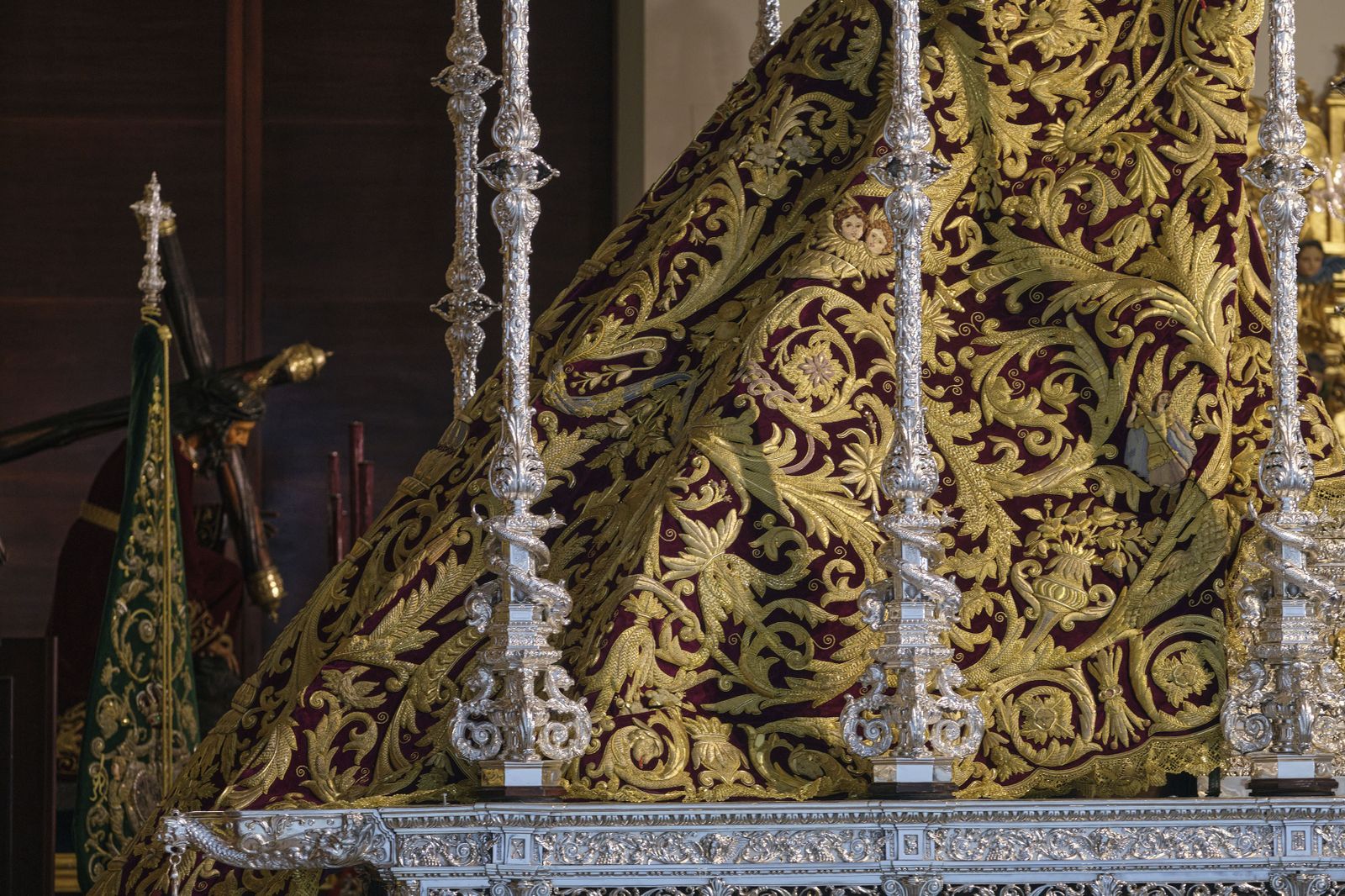 La Esperanza de Triana amanece subida en su palio, con el manto morado a estrenar en la Madrugá