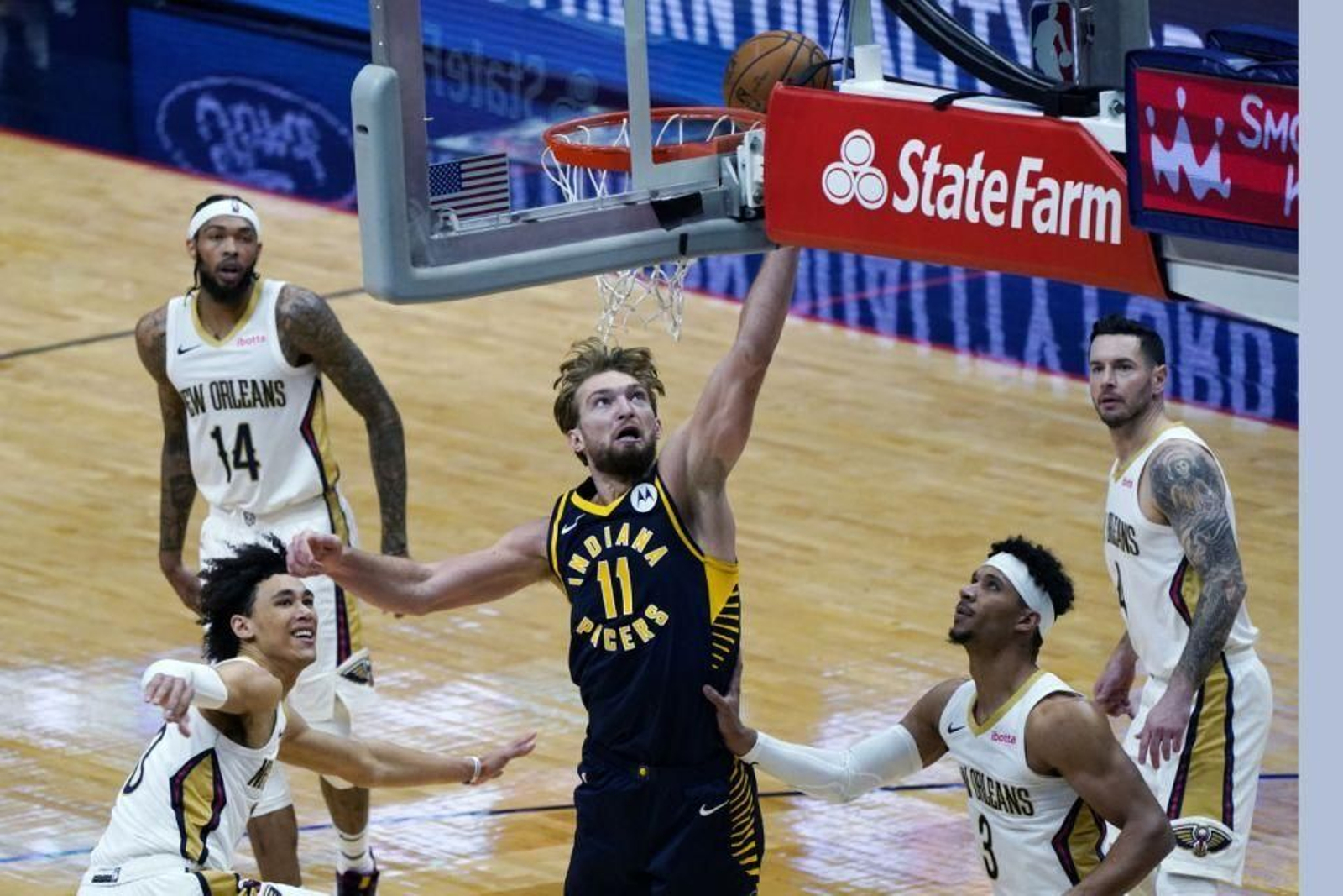 Domas Sabonis anota ante los Pelicans.