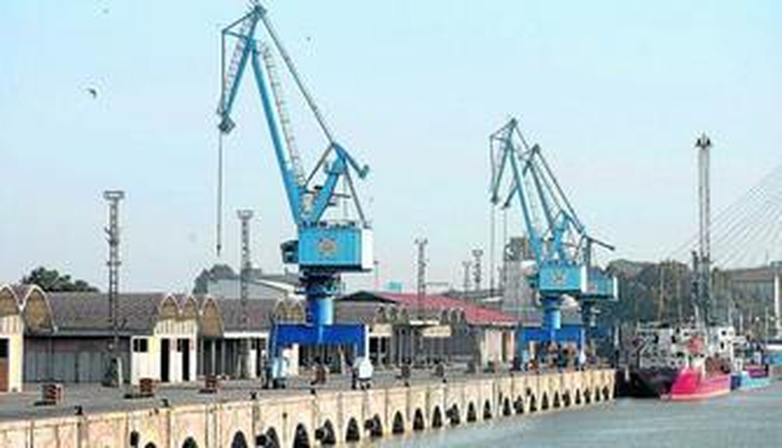 Vista general del muelle de Tablada, que será en el futuro una zona especializada en el turismo de cruceros.