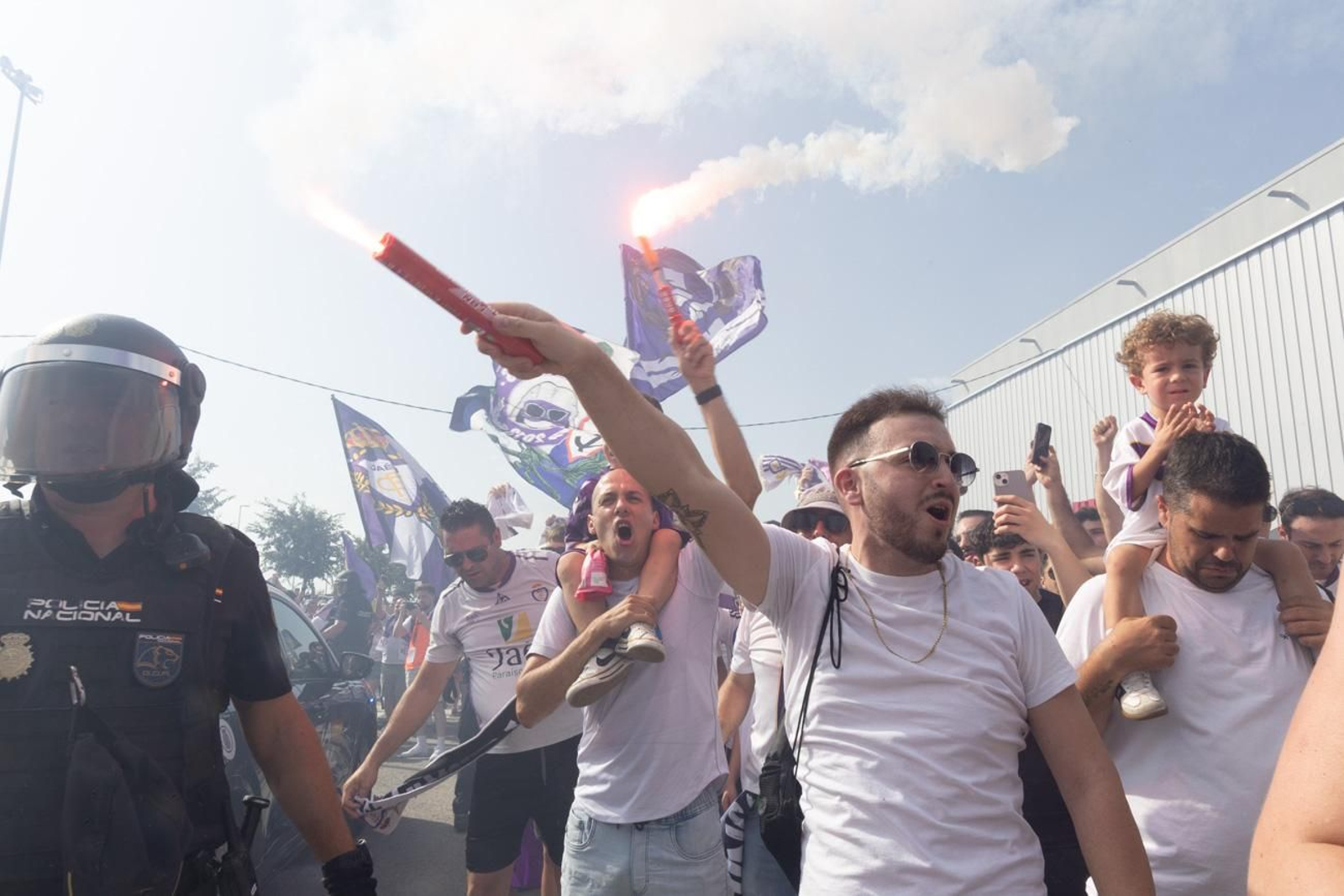 El épico recibimiento de la afición lagarta al Real Jaén, en imágenes