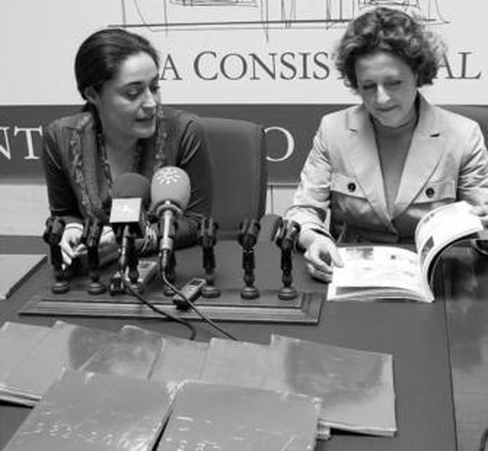 Magda Bellotti hojea 'Plata' junto a Inmaculada Nieto.