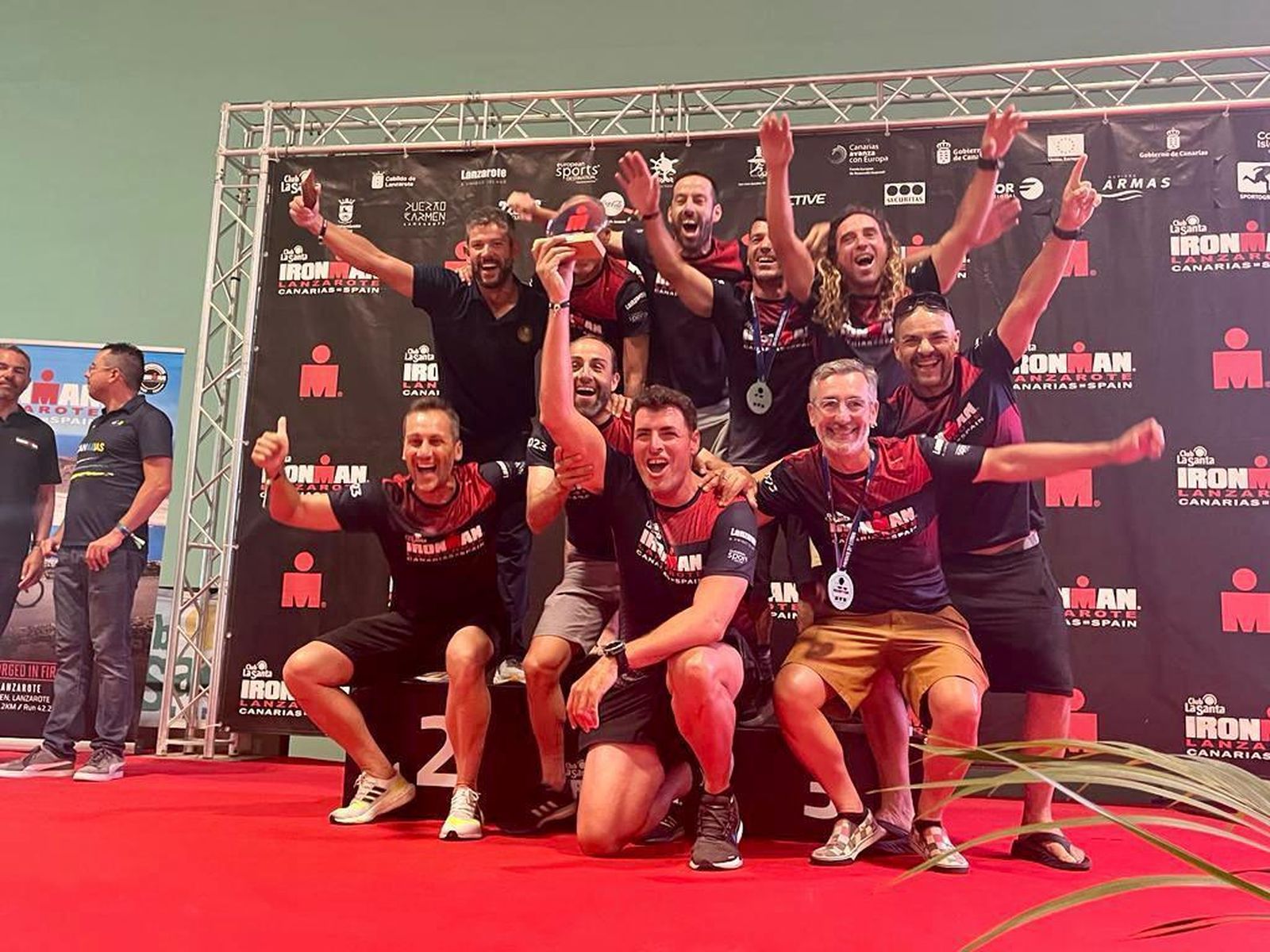 Los integrantes del equipo gaditano celebran el triunfo en Lanzarote.
