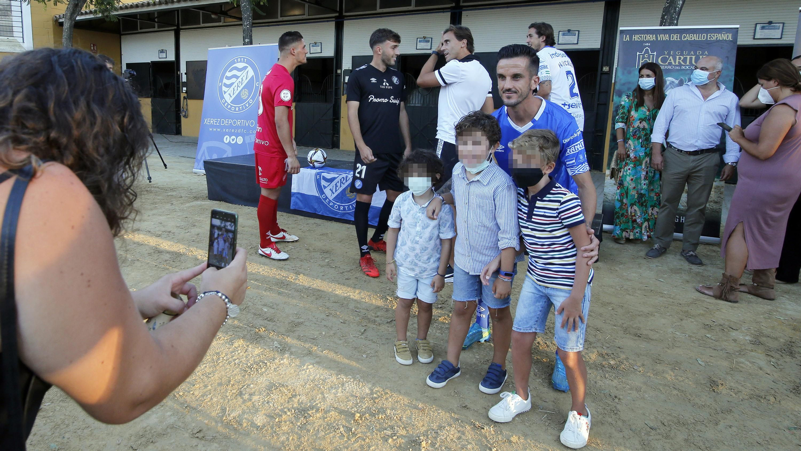 Imágenes de la presentación de las camisetas del Xerez DFC en la Yeguada de la Cartuja