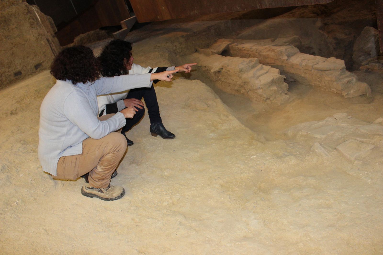 La arqueóloga, en la zona que se está excavando estos días.