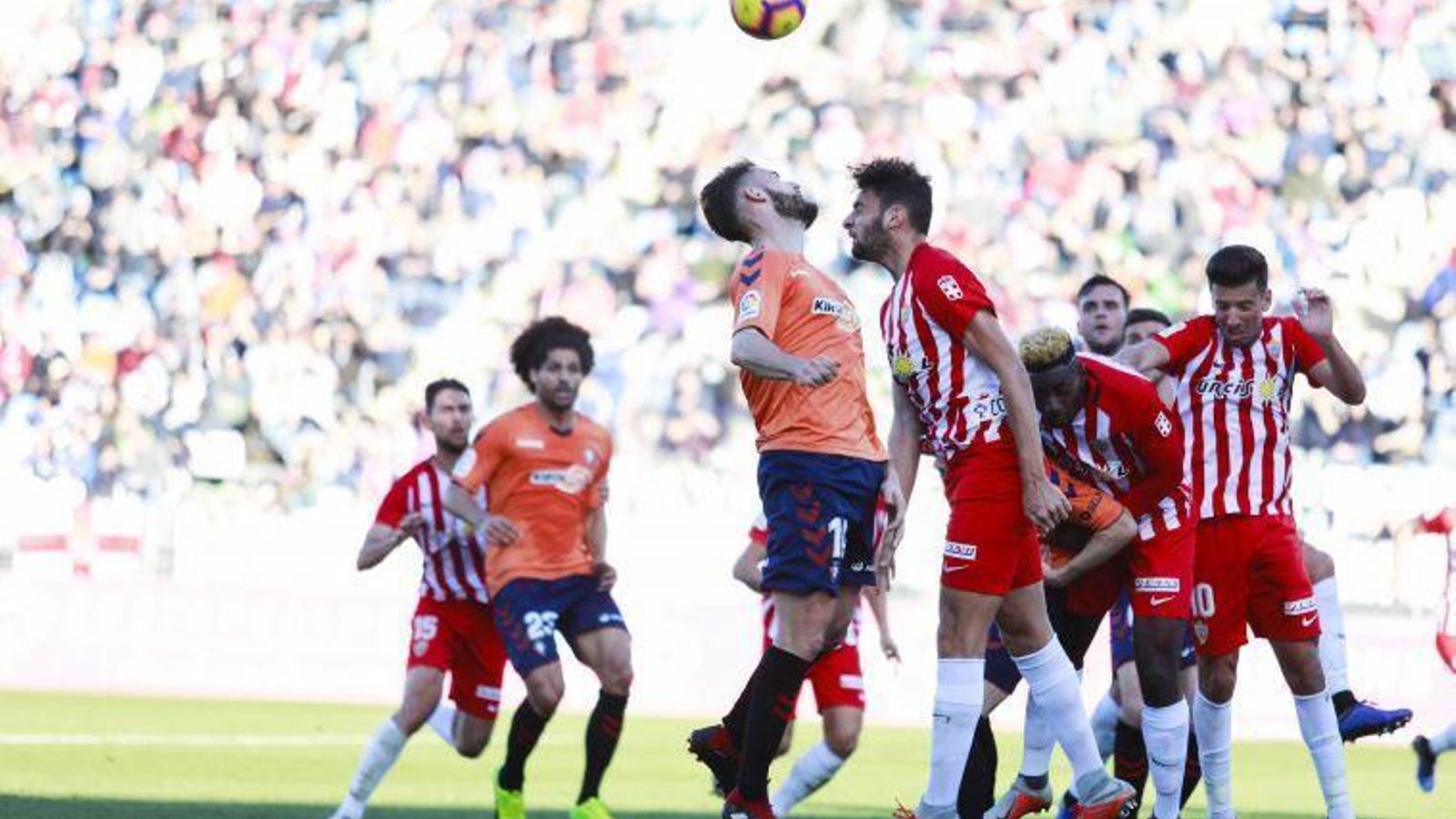 Rubén y Martos saltan a por un balón.