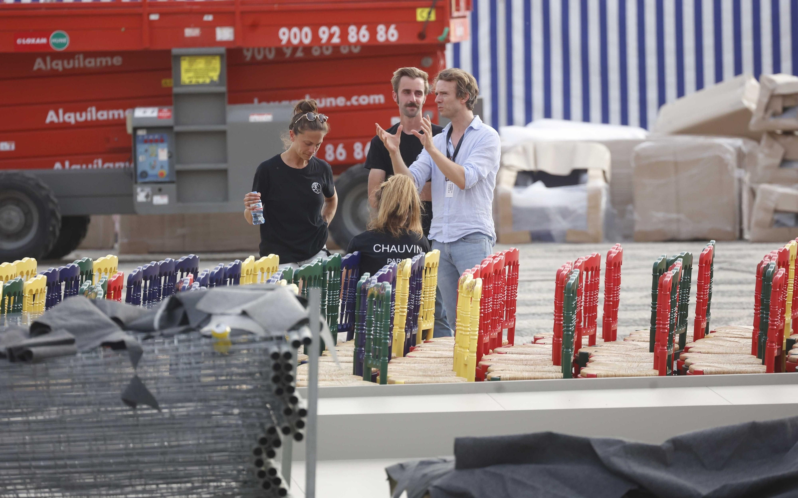 Los preparativos para el desfile de Dior en la Plaza de España