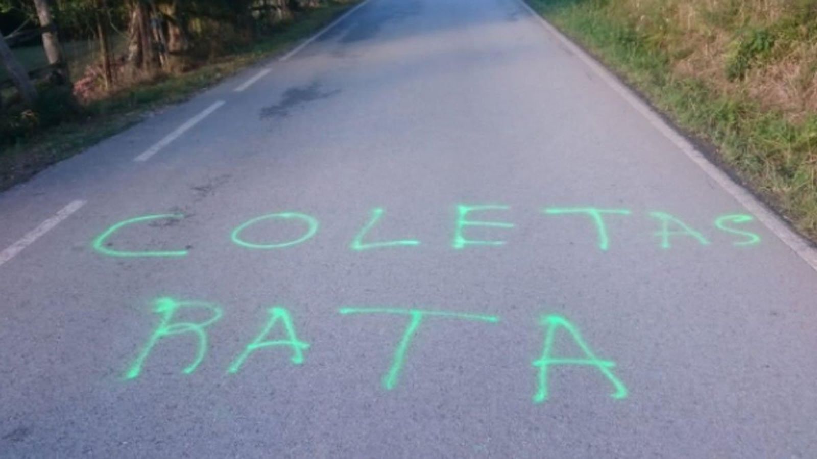 Pintada contra Pablo Iglesias en la carretera de la localidad asturiana de Felgueras, donde pasaba sus vacaciones.