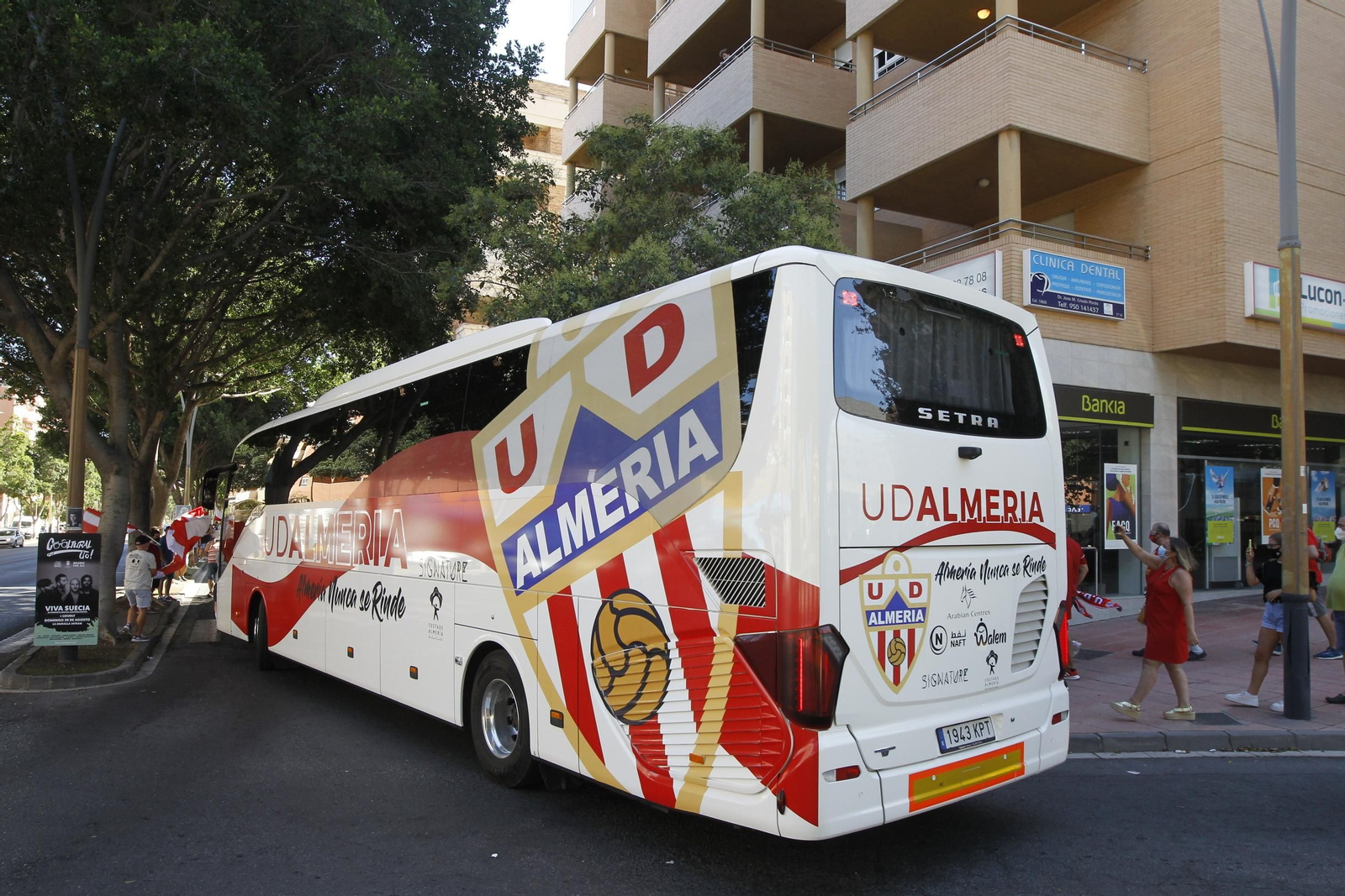Fotogalería de la afición del Almería antes del partido ante el Girona