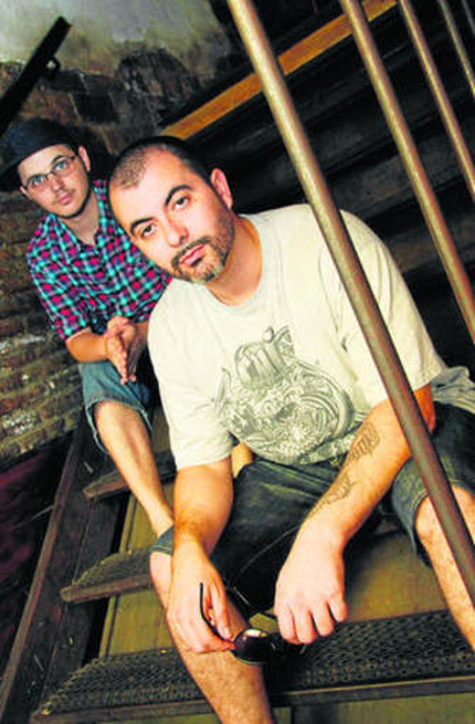 Juaninacka, en primer plano, con su productor aiSHO detrás.