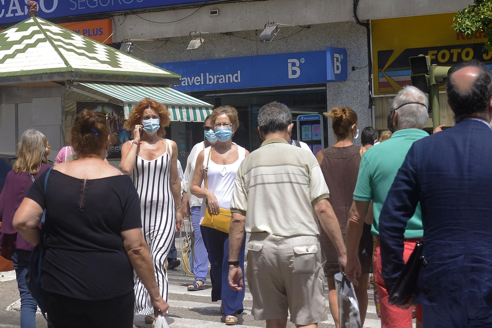 Ciudadanos con mascarillas en Algeciras.