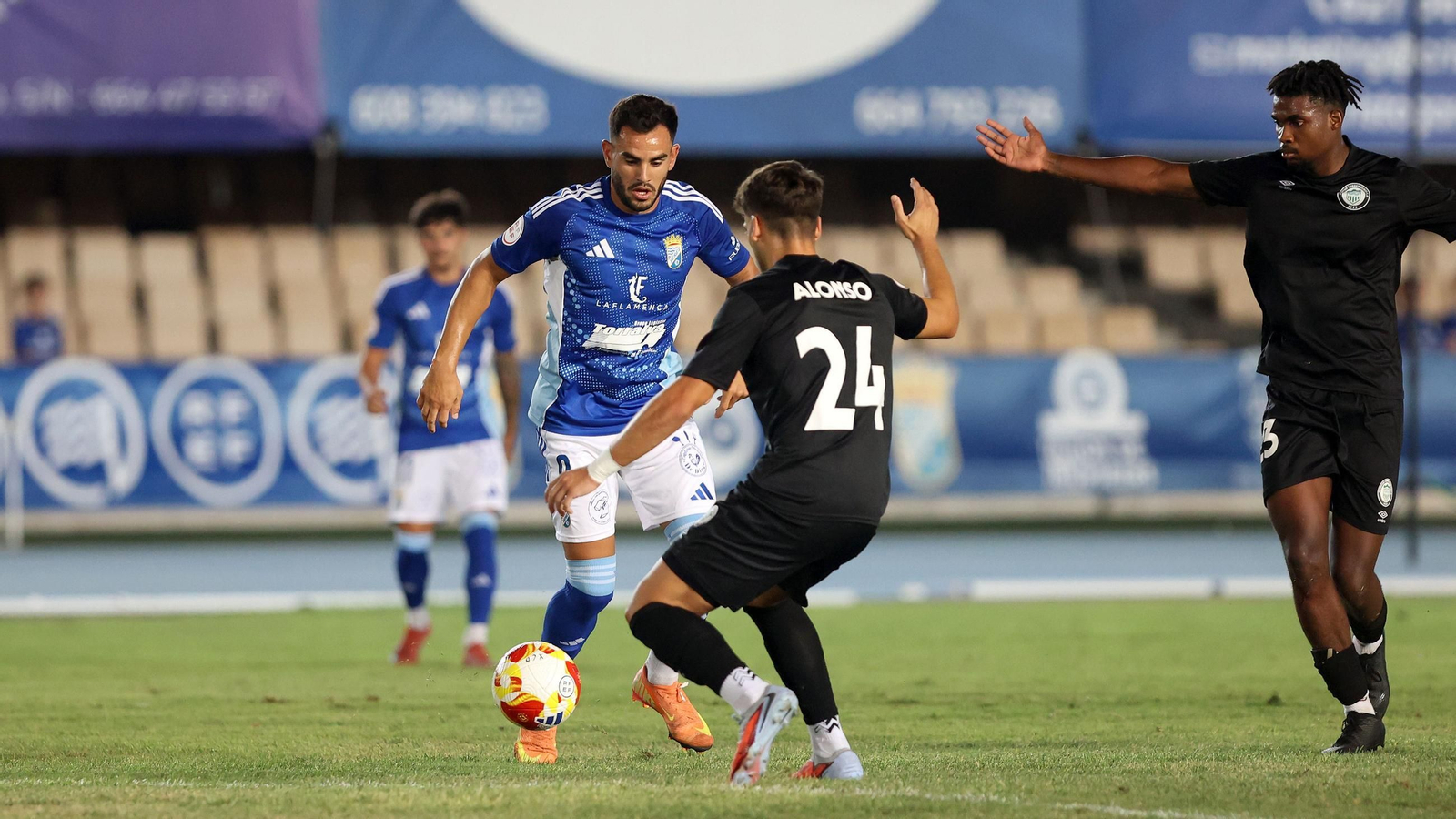 Imágenes del Trofeo Feria de la Vendimia entre el Xerez CD y el Juventud Torremolinos en Chapín