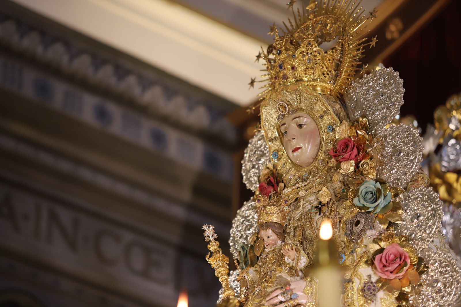 Imágenes de la misa de Pentecostés atípica y a puerta cerrada por el coronavirus, en la parroquia de la Asunción de Almonte