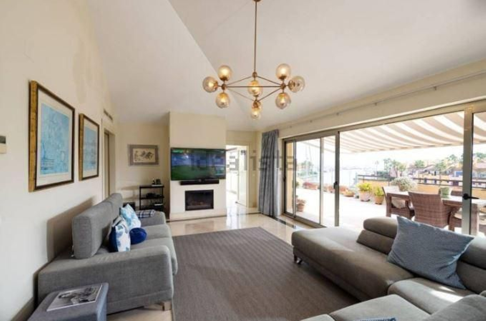 La lujosa vida de Sotogrande: así es el ático más caro con chimenea y vistas al mar