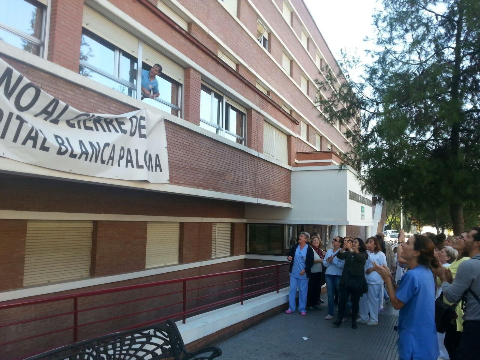 Trabajadores del Blanca Paloma celebran lo que resultó ser un acuerdo fallido con el SAS en noviembre de 2015.