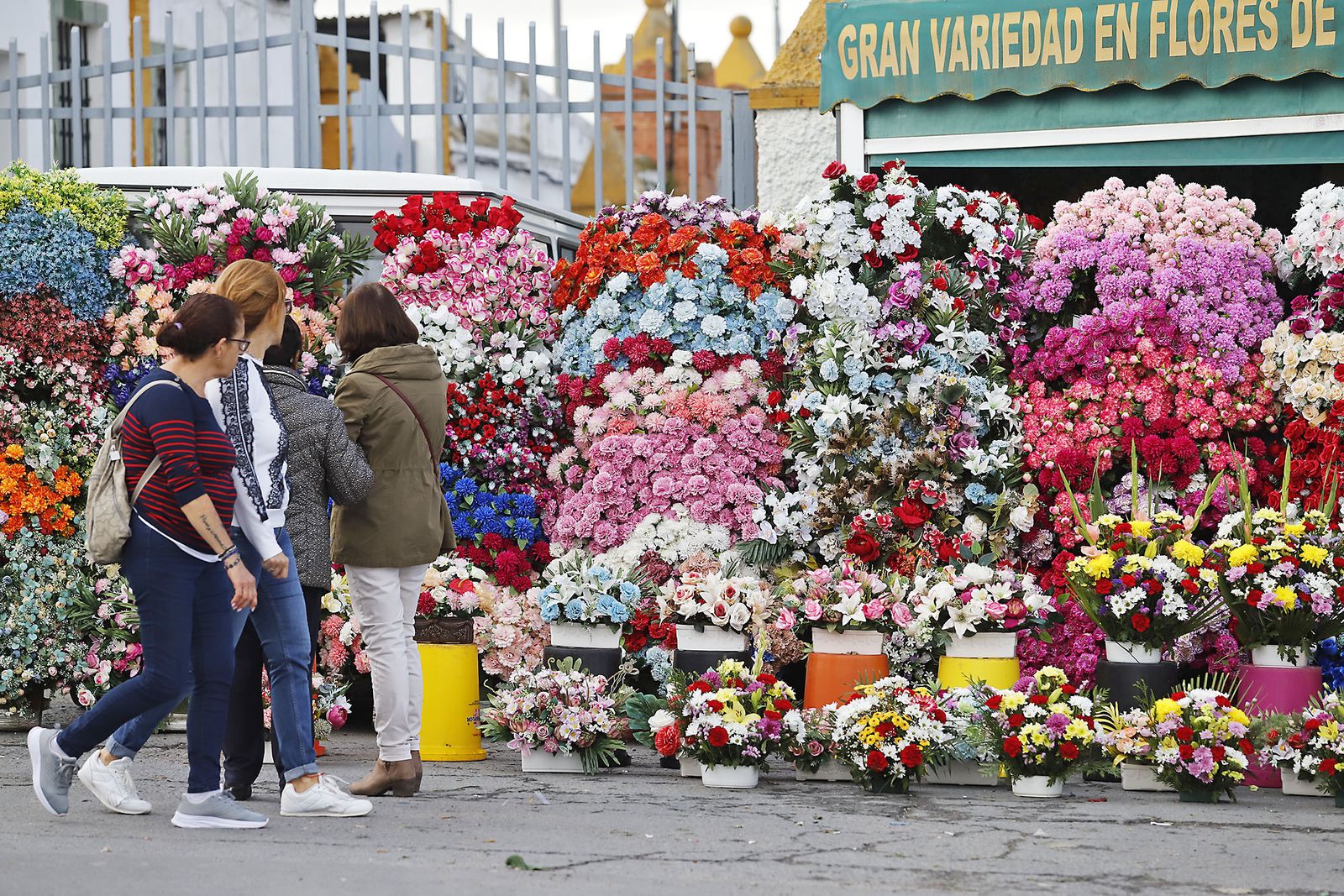 Imágenes del Día de Todos los Santos en el cementerio de la Soledad de Huelva